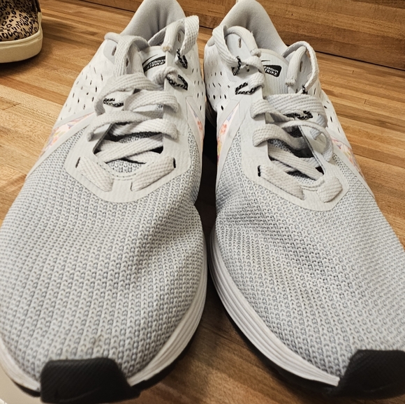 Nike Zoom Women's Gray and Floral Sneakers - Picture 2 of 3